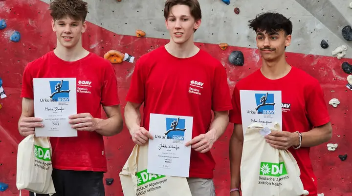 Drei junge Männer bei der Siegerehrung | © Sebastian Heitzmann