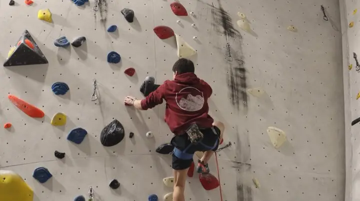 Jugendliche Person klettert an einer Kletterwand | © DAV Schwaben