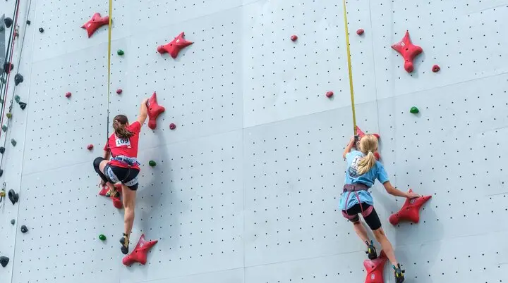 Kletternde Mädchen an einer Kletterwand | © Oliver Gobin