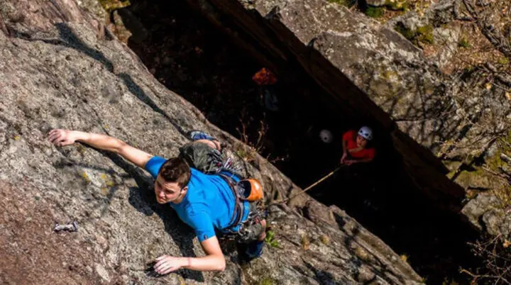 Mann klettert an Kletterfels | © Ronald Nordmann