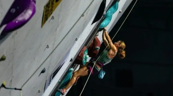 Frau an Kletterwand | © Lena Schöllig