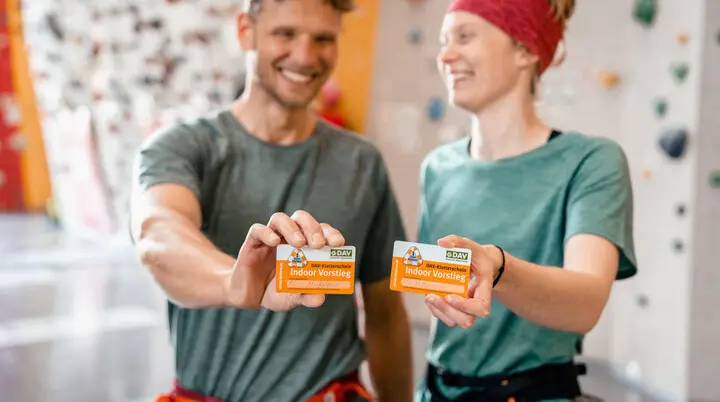 Zwei Persnen halten ihren Mitgliedsausweis in die Kamera | © DAV/Marisa Koch